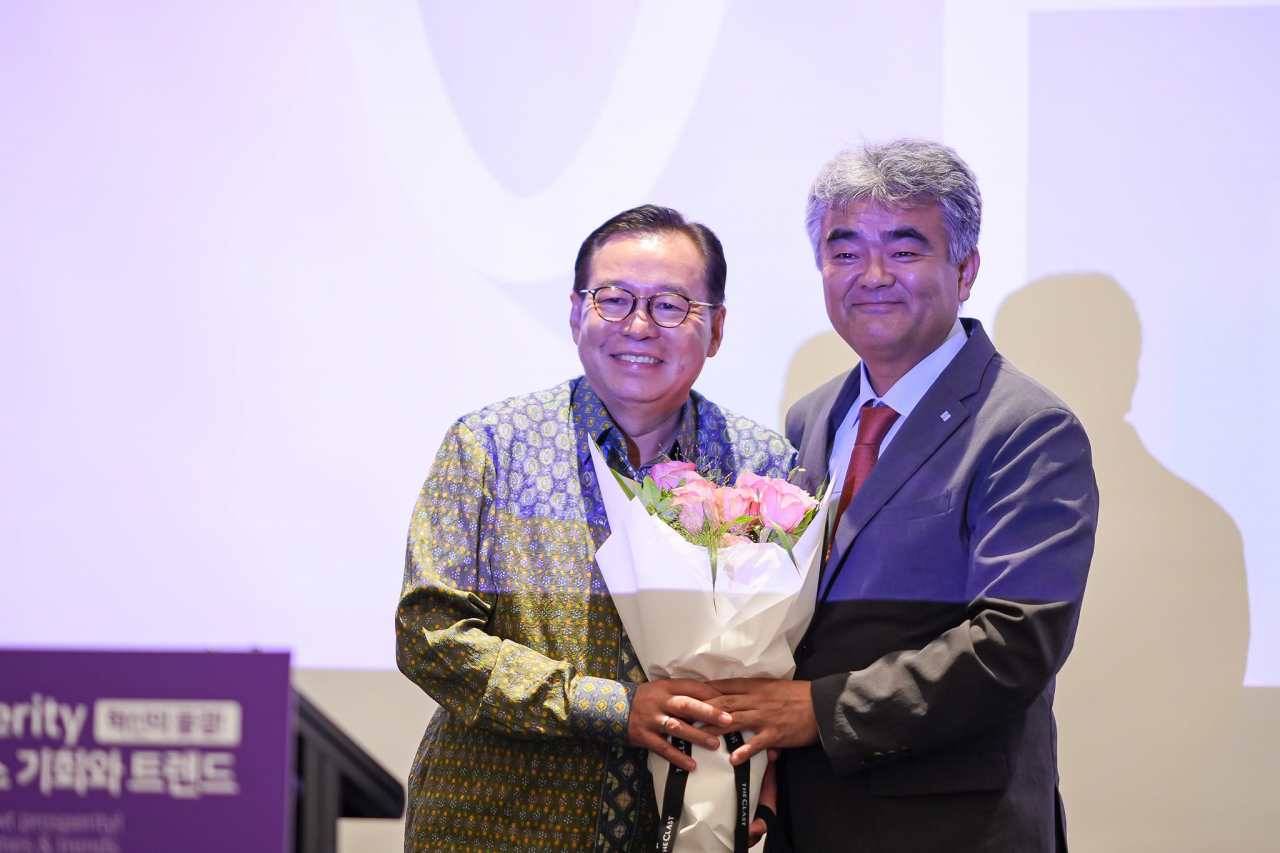 Daewoo Engineering and Construction Chairman Jung Won-ju (right), who doubles as chairman of Herald Corp., welcomes Indonesian Ambassador to Korea Gandi Sulistiyanto at the fourth edition of The Korea Herald’s Global Business Forum kicked off Wednesday at Grand Hyatt Seoul on Wednesday. (The Korea Herald)