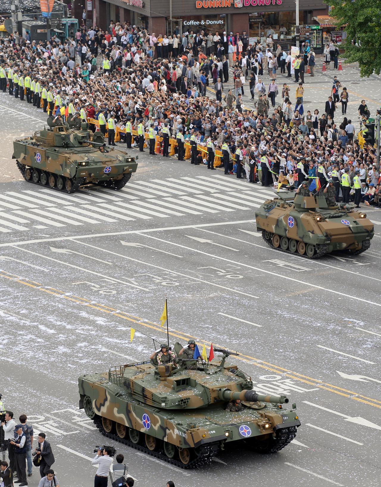 South Korean armored vehicles march during a military parade in Seoul on Oct. 1, 2013. (Herald DB)