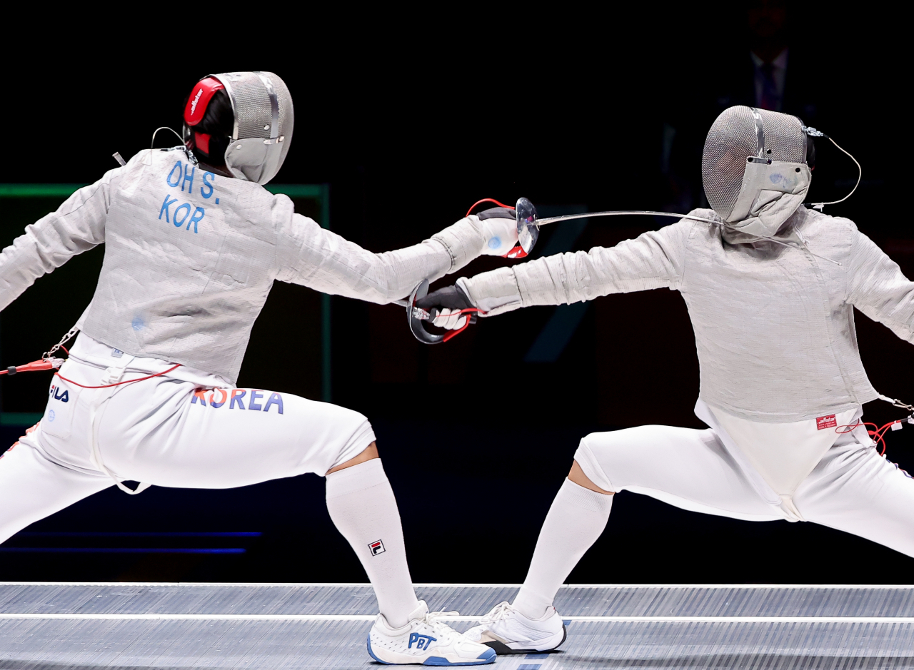 South Korea's Oh Sang-uk (left) competes in a quarterfinal match at Hangzhou Dianzi University Gymnasium in Hanghou, China, during the 19th Asian Games on Monday. (Yonhap)