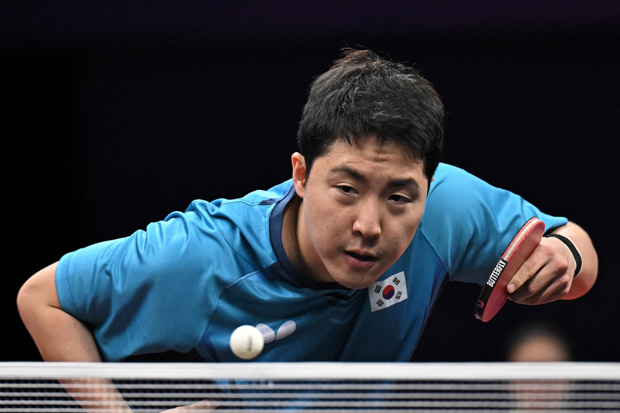 Lim Jong-hoon of South Korea hits a shot against Nima Alamian of Iran during his singles match in the semifinals of the men's table tennis team event at the Asian Games at Gongshu Canal Sports Park Gymnasium in Hangzhou, China, on Monday. (Reuters-Yonhap)