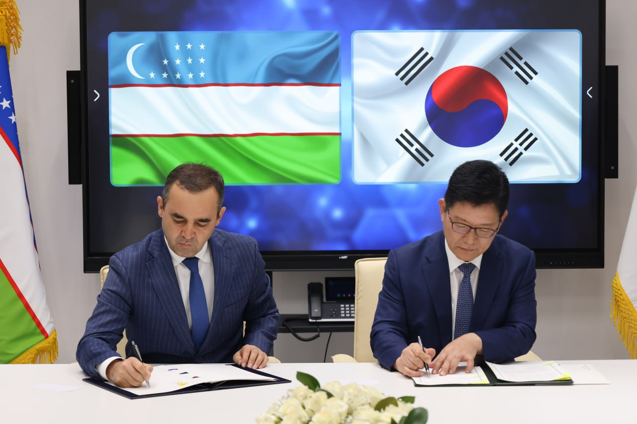 Uzbekistan’s customs committee chairman Akmalkhuja Mavlonov(left) and chief of the Korea Customs Service Ko Kwang-hyo signs a protocol amending the Uzbekistan-South Korea agreement on cooperation and mutual assistance in customs on Friday. (Uzbekistan’s Customs Committee)
