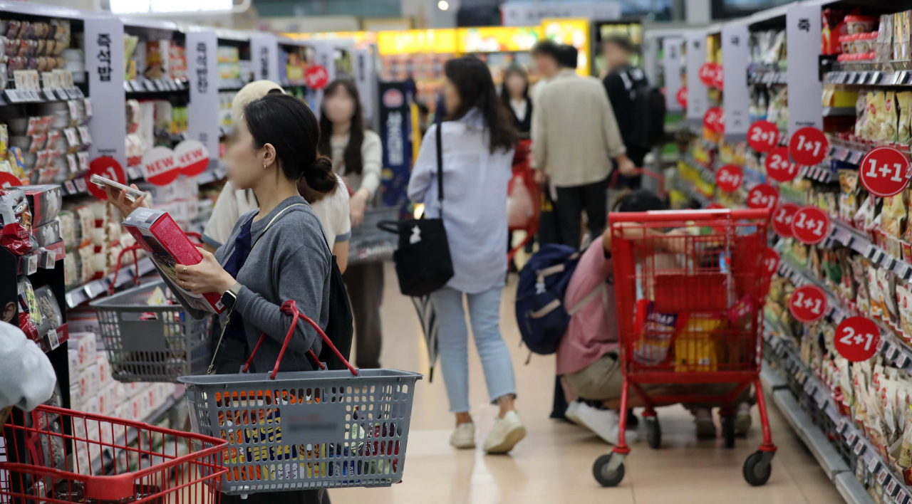 Customers are shopping for groceries at a supermarket in Seoul, Sept. 20. (Newsis)