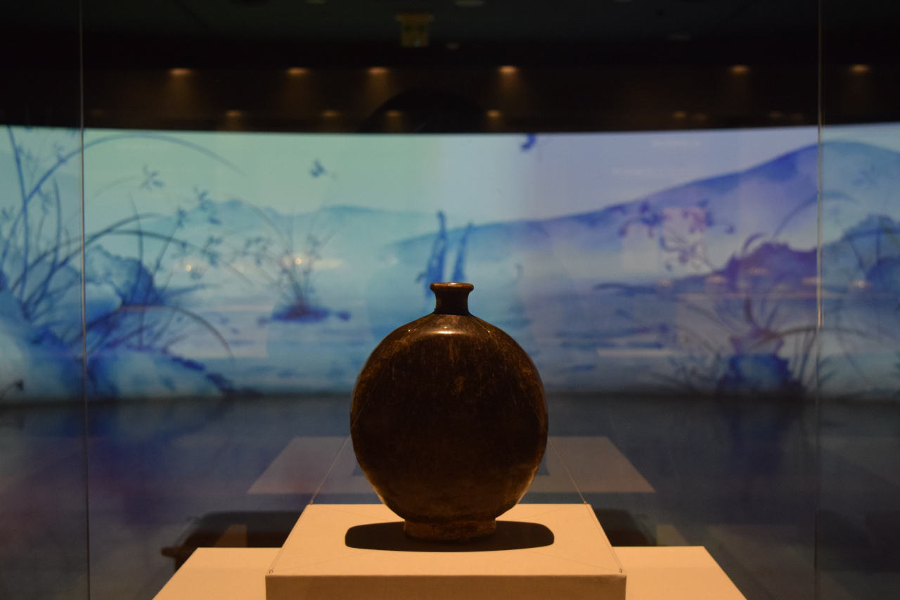 A bottle with iron brown underglaze produced during early Joseon era is on display at the Gyeonggi Ceramic Museum. (Kim Hae-yeon/ The Korea Herald)