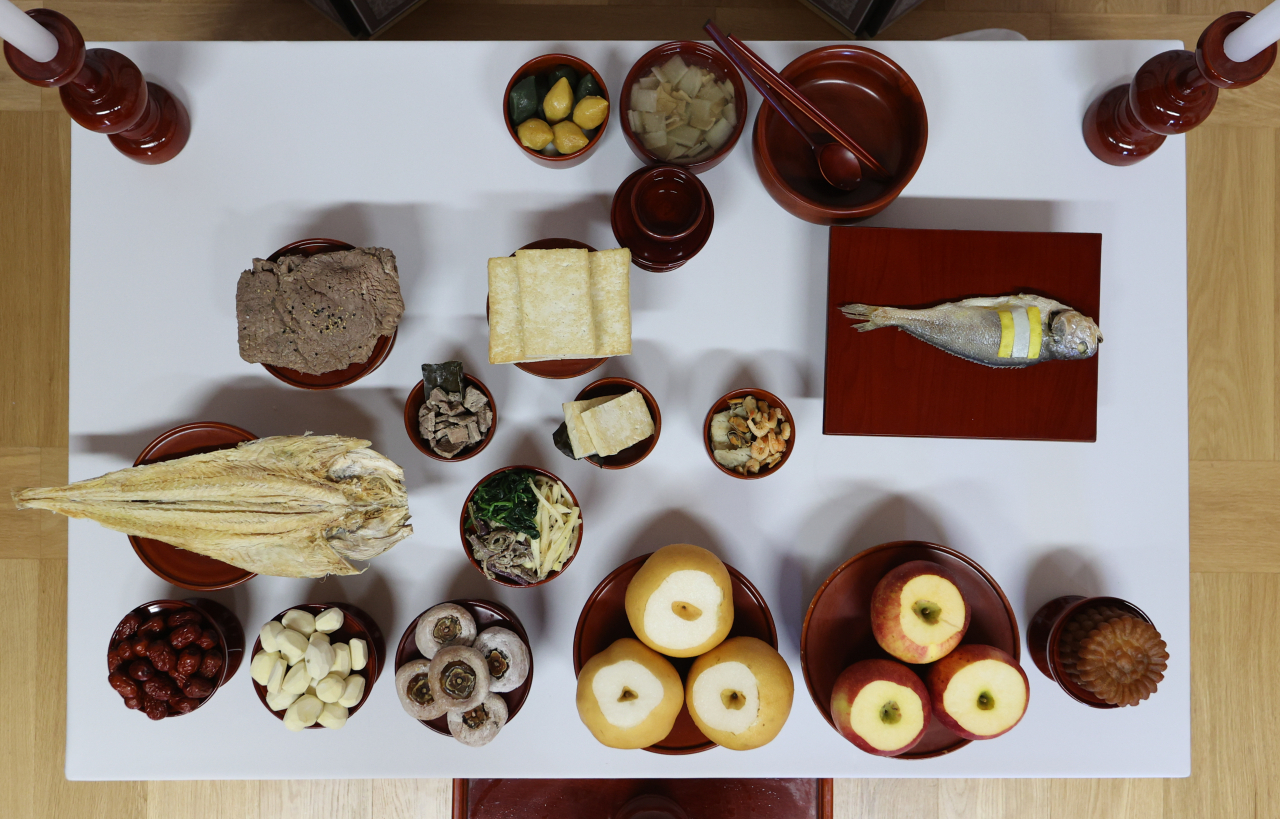 A simplified 'charye' table at a demonstration event held at Eunpyeong Hanok Village in Seoul on Sept.22. (Yonhap)