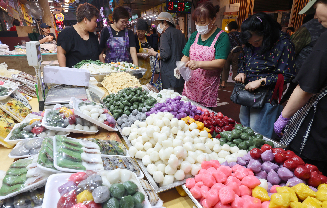 Songpyeon are seen at Moraenae Market in Incheon on Tuesday, two days before the Chuseok holiday. (Yonhap)