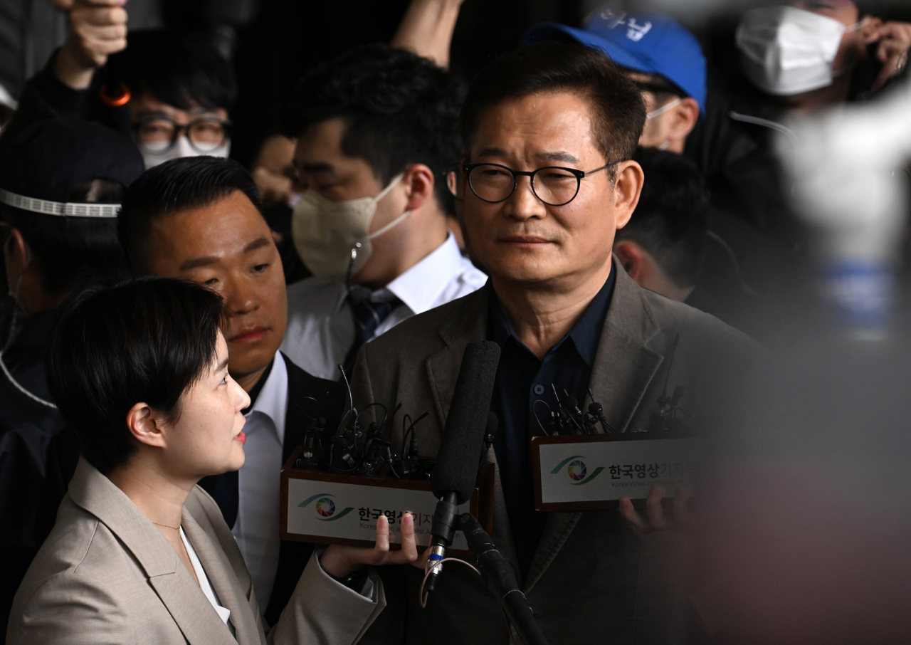 Song Young-gil, former chair of the Democratic Party, speaks to reporters, on May 2, in front of the Seoul Central District Prosecutors Office. (Herald DB)