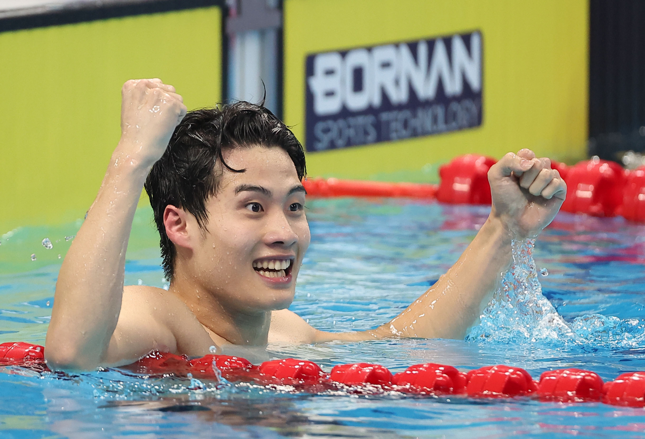 South Korean swimmer Hwang Sun-woo upon hearing his records at the men's 200-meter freestyle at the Asian Games at Hangzhou Olympic Sports Centre Aquatic Sports Arena in Hangzhou, China, on Wednesday (Yonhap)