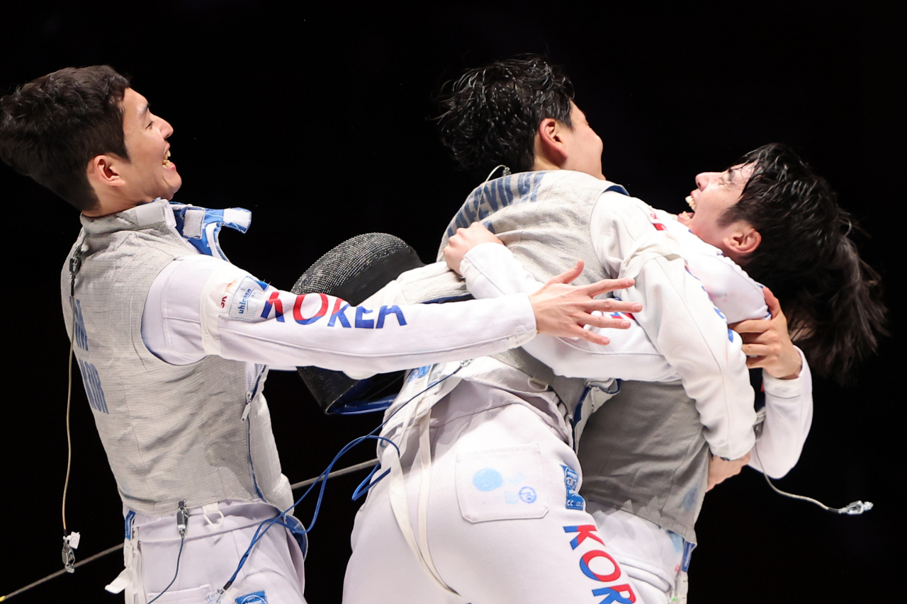 South Korean fencers celebrate their gold medal victory in the men's team foil competition at Hangzhou Dianzi University Gymnasium in Hangzhou, China, during the 19th Asian Games on Wednesday. (Yonhap)