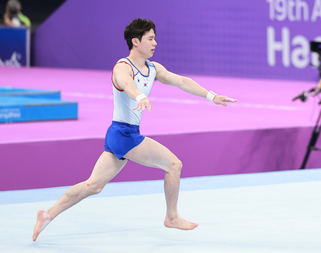 South Korean artistic gymnast Kim Han-sol competes in the men's floor exercise final at Huanglong Sports Centre Gymnasium in Hangzhou, China, during the 19th Asian Games on Sept. 28, 2023. (Yonhap)