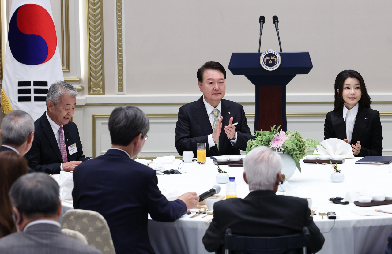 President Yoon Suk Yeol hosts a luncheon meeting with Korean survivors of the 1945 atomic bombing in Hiroshima at Cheong Wa Dae's Yeongbin-gwan guesthouse on Friday. (Yonhap)