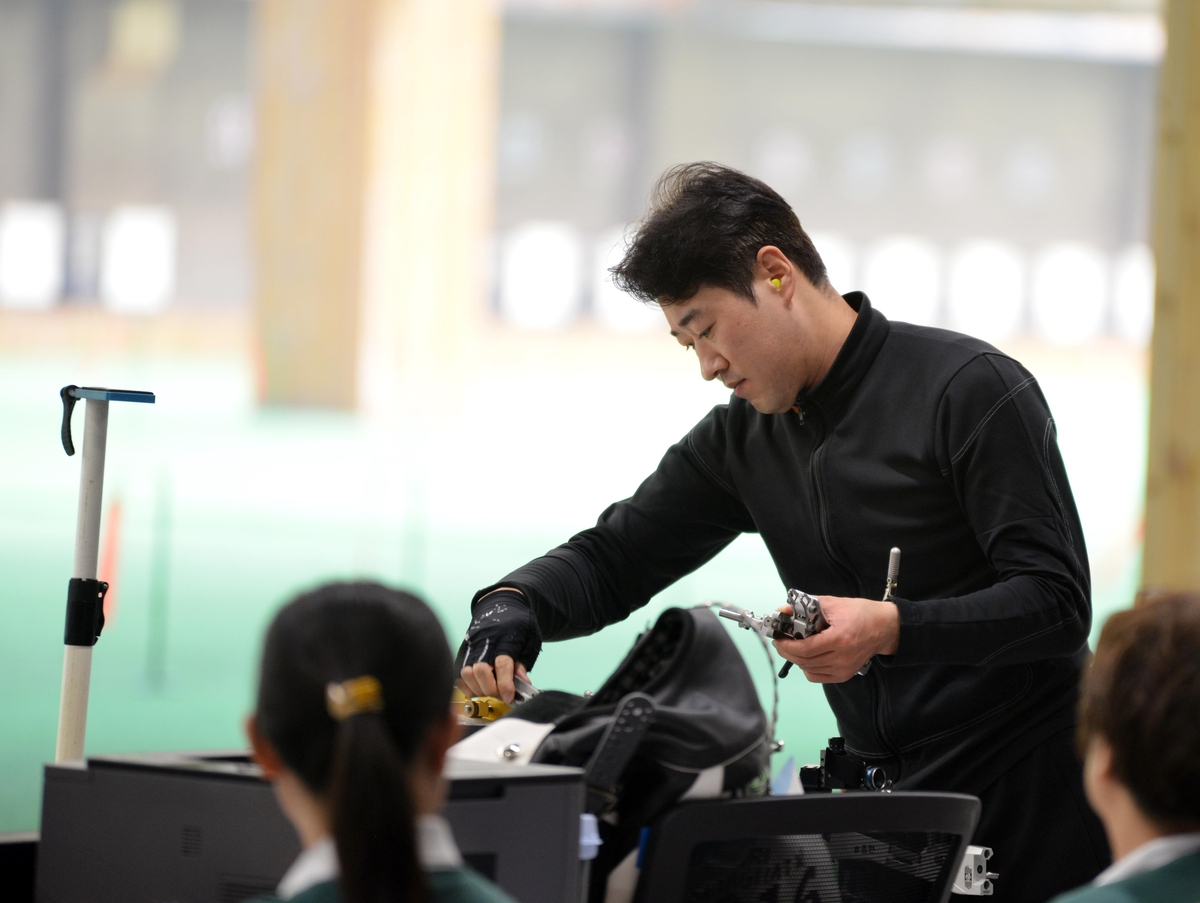 South Korean shooter Kim Jong-hyun competes in the men's 50-meter rifle 3 positions team event at the Asian Games at Fuyang Yinhu Sports Centre in Hangzhou, China, on Friday.(Yonhap)