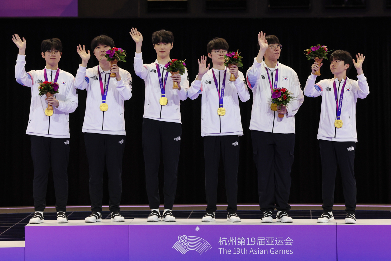 South Korea's esports team members Choi Woo-je, Seo Jin-hyeok, Jung Ji-hun, Lee Sang-hyeok, Park Jae-hyeok and Ryu Min-seok (left from right) pose after winning gold in the League of Legends final at China Hangzhou Esports Centre in Hangzhou, China, at the 19th Asian Games on Friday. (Yonhap)
