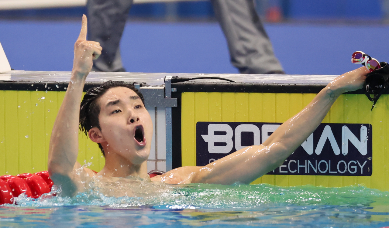 South Korean swimmer Kim Woo-min celebrates after winning gold in the men's 400-meter freestyle at the Asian Games at Hangzhou Olympic Sports Centre Aquatic Sports Arena in Hangzhou, China, on Friday. (Yonhap)