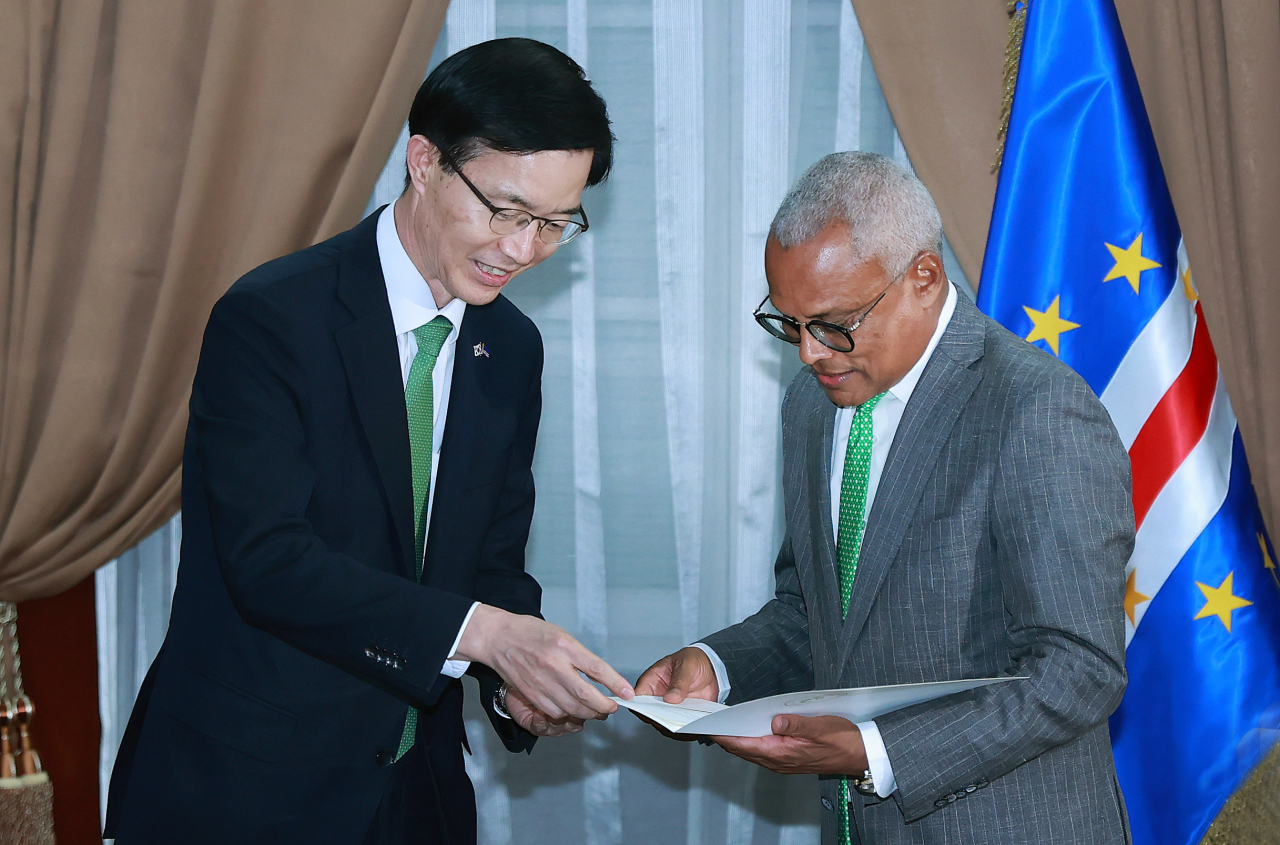 This photo, provided by South Korea's industry ministry, shows Industry Minister Bang Moon-kyu (left) meeting with President of Cabo Verde Jose Maria Pereira Neves in the African country on Fri. (Yonhap)