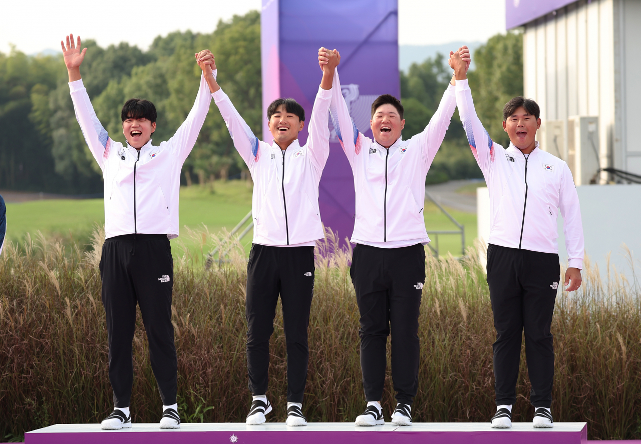 South Korean men's national golf team celebrate after winning the gold medal in the team event at the 19th Asian Games in Hangzhou, China on Sunday. (Yonhap)