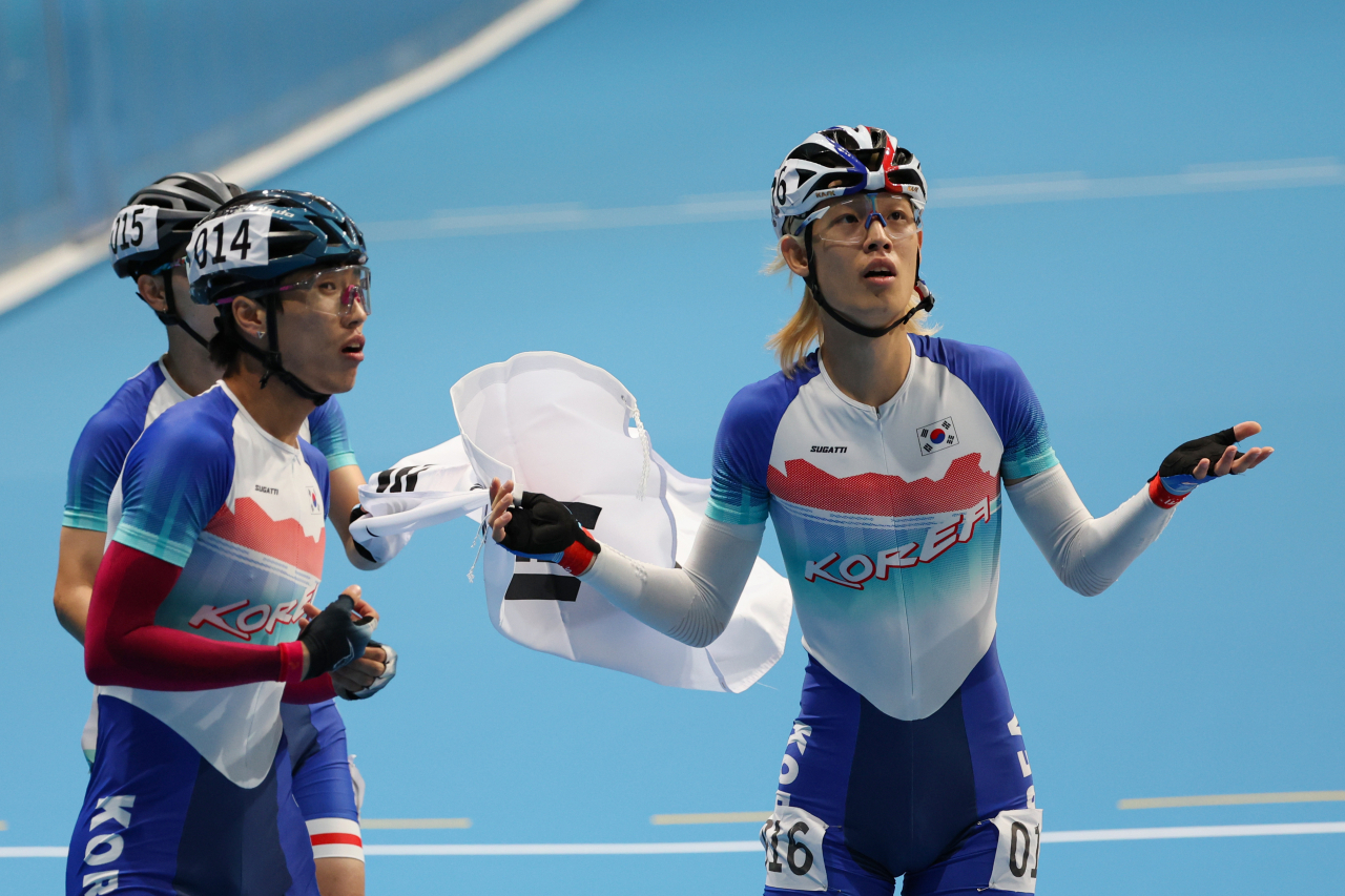 South Korean roller skaters Choi Kwang-ho, Jung Cheol-won and Choi In-ho (L to R) react after seeing the final results of the men's speed skating 3,000-meter relay at the Asian Games at Qintang Roller Sports Centre in Hangzhou, China, on Monday. (Yonhap)