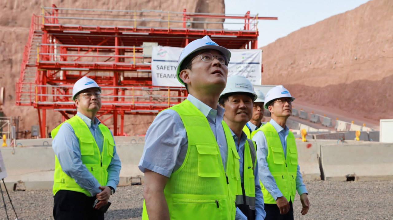 Samsung Electronics Chairman Lee Jae-yong (center) inspects an underground tunnel construction site for Saudi Arabia’s Neom megacity project, run by Samsung C&T, in Tabuk, Saudi Arabia on Sunday. (Samsung Electronics)