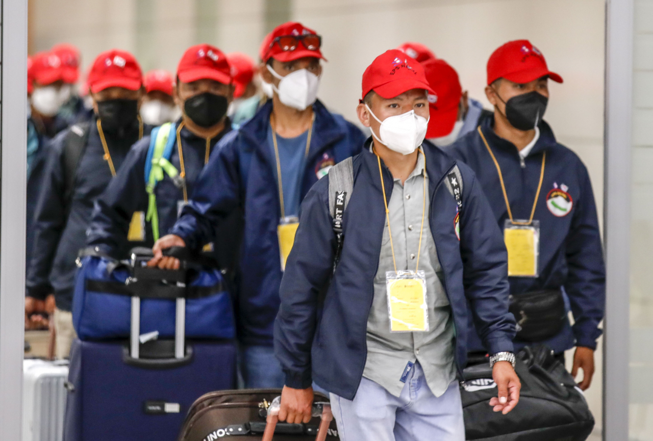 Foreign workers are seen arriving at Incheon Airport in June. (Newsis)