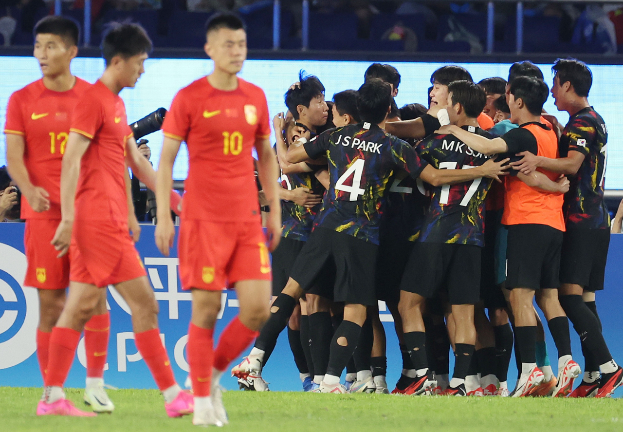 South Korean men's soccer team members celebrate the first goal by midfielder Hong Hyun-seok of KAA Gent in their quarterfinal match against China in Asian Games Hangzhou on Sunday. (Yonhap)