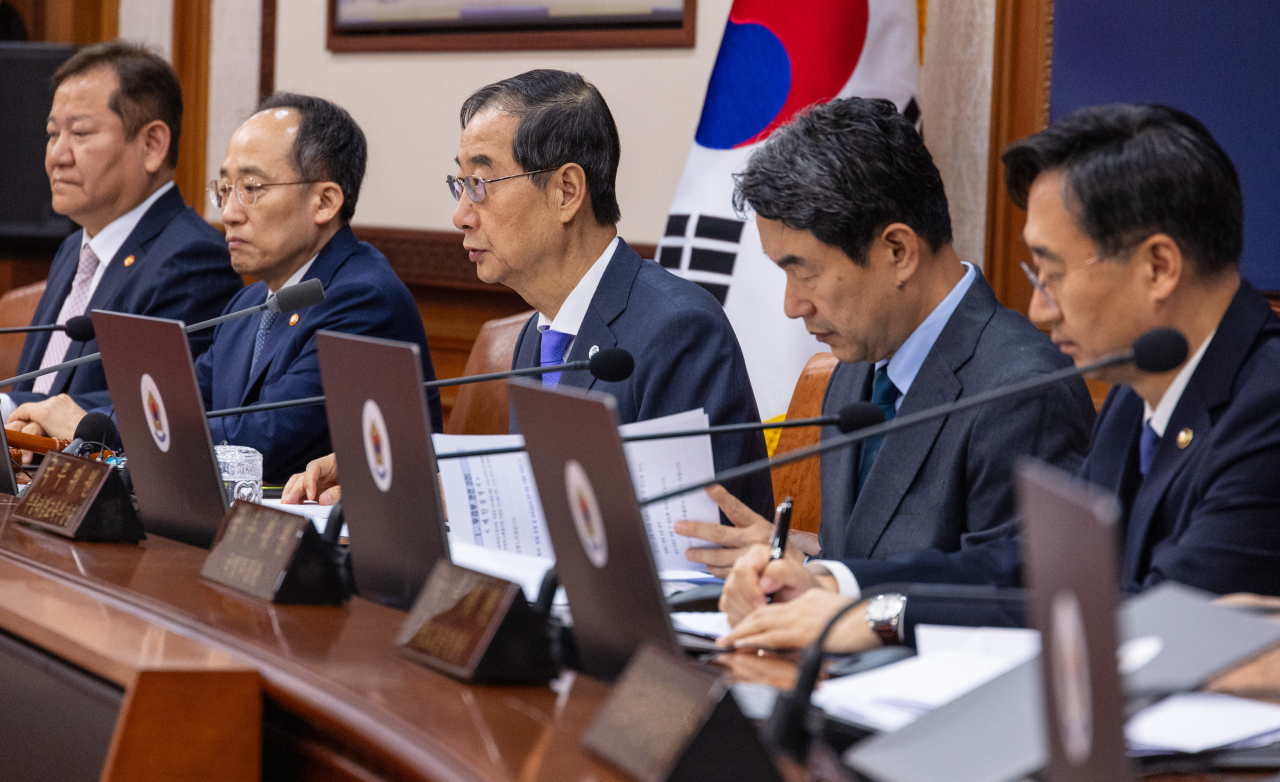 Prime Minister Han Duck-soo (third from left) speaks during a Cabinet meeting held in Seoul on Wednesday. (Yonhap)