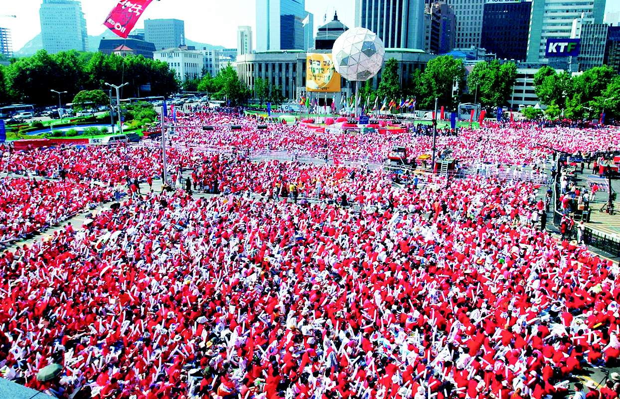Seoul Plaza, located in front of City Hall in Seoul, has transformed into a sea of red as South Koreans donning red T-shirts gathered to root for the national team during the 2002 World Cup tournament in this file photo dated July 2, 2002. (Korea Herald DB)