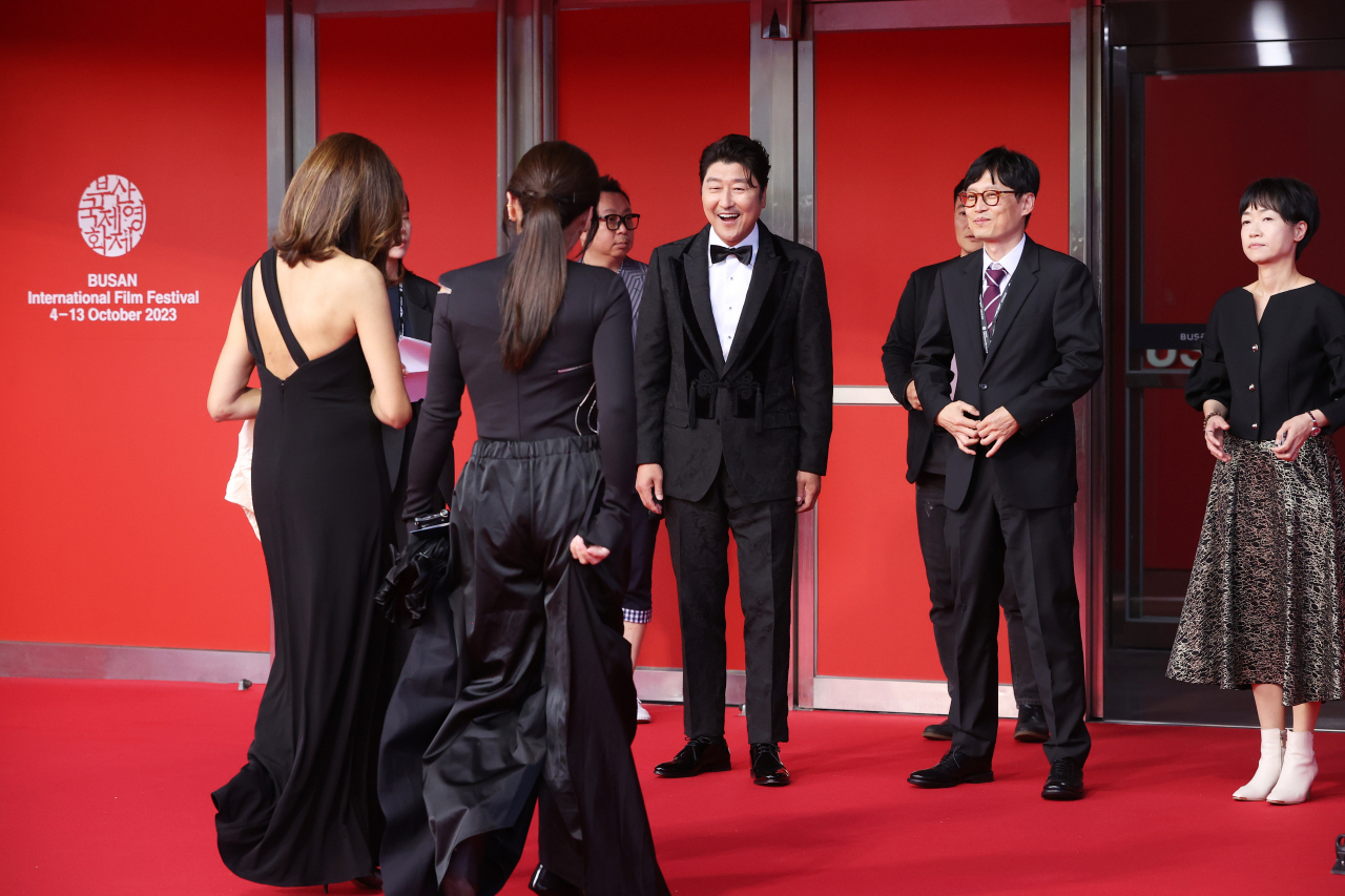 Actor Song Kang-ho (center) greets guests at the opening ceremony of Busan International Film Festival in Busan Cinema Center, Busan, Wednesday. (Yonhap)