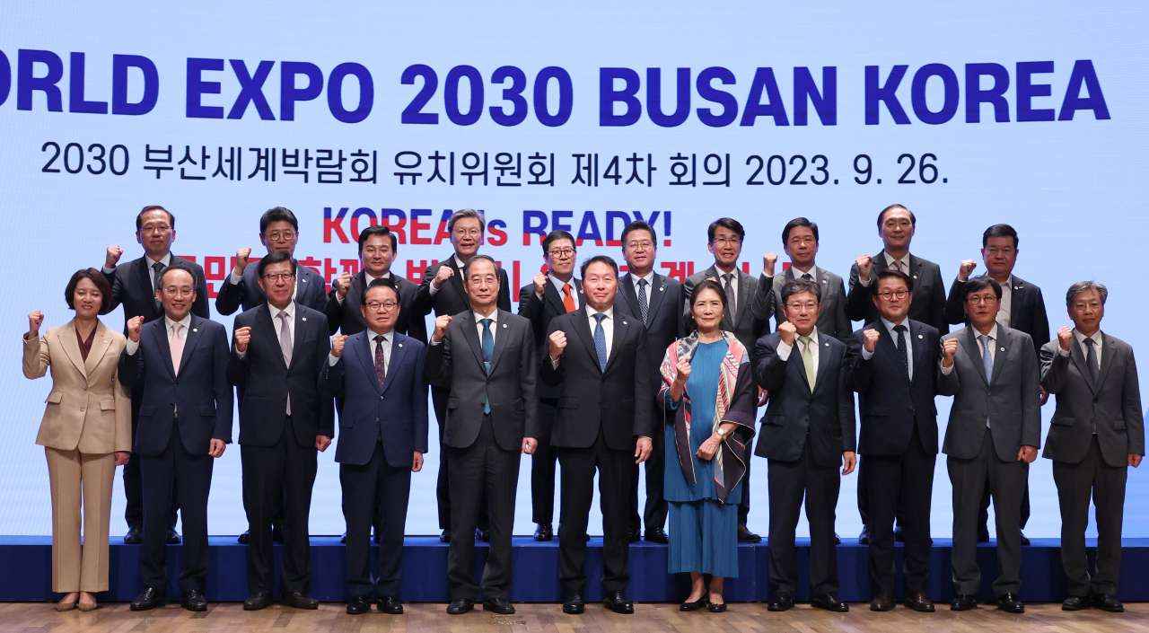 Prime Minister Han Duck-soo (front row, fifth from left) and SK Group Chairman Chey Tae-won (front row, sixth from left) pose for photo at the 4th bidding committee meeting held at the Korea Chamber of Commerce and Industry building in Jung-gu, Seoul, Sept. 26. Han and Chey co-chairs the bidding committee of the 2030 Busan World Expo. (Yonhap)