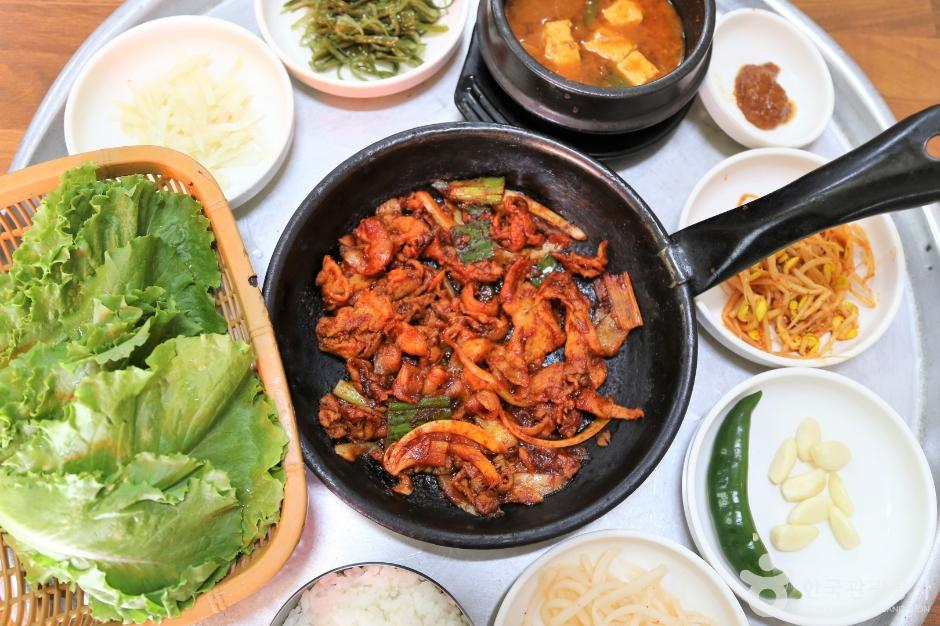 Dweji bulbaek, thin slices of grilled pork (Korea Tourism Organization)