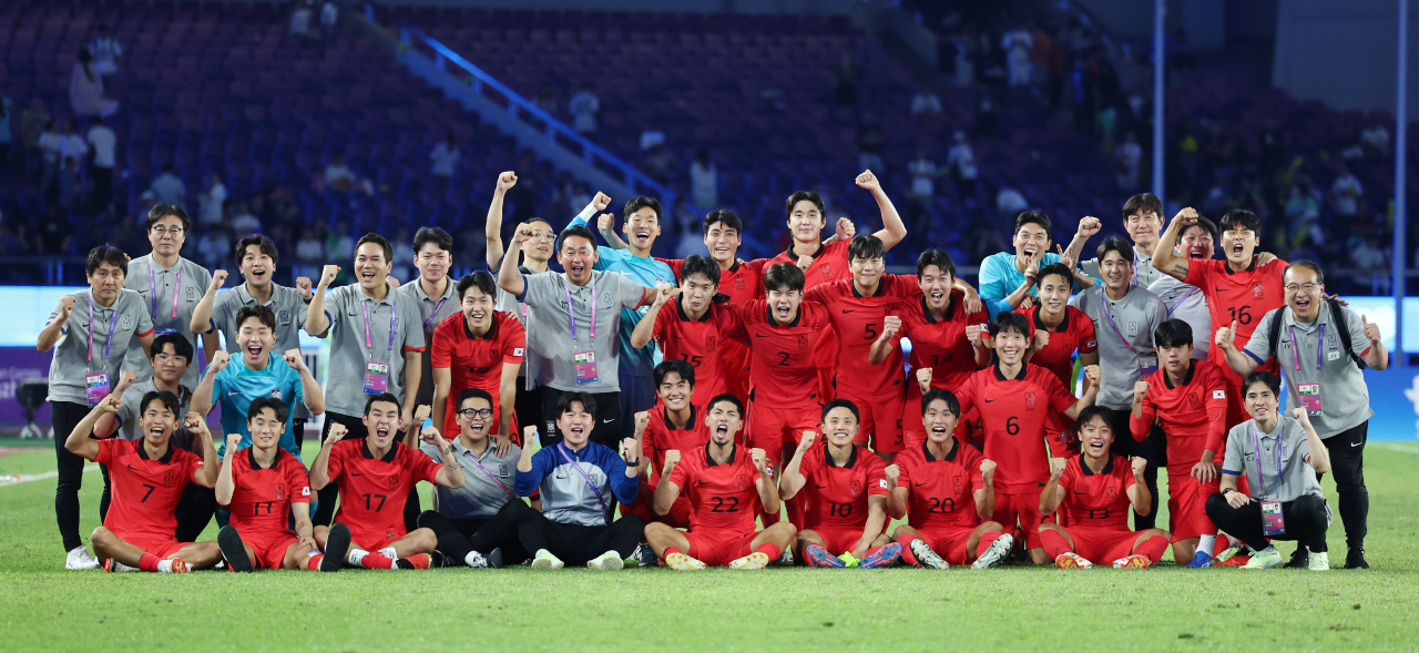 South Korean players and coaches celebrate their 2-1 win over Uzbekistan in the men's football semifinals at the Asian Games at Huanglong Sports Centre Stadium in Hangzhou, China, on Wednesday. (Yonhap)