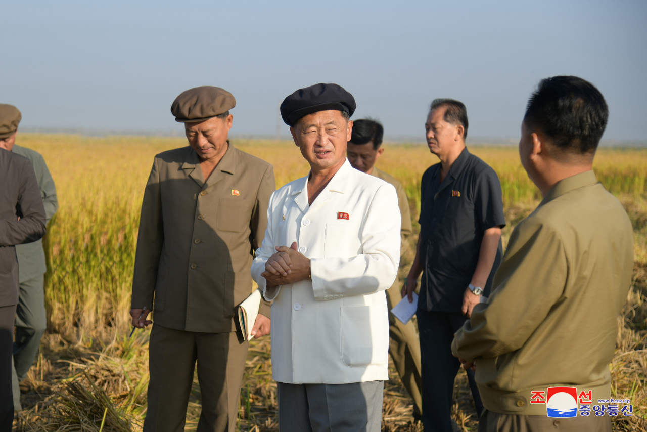 This photo on Monday, shows North Korean Premier Kim Tok-hun (center) inspecting a farm in a county in North Pyongan Province. (Yonhap)