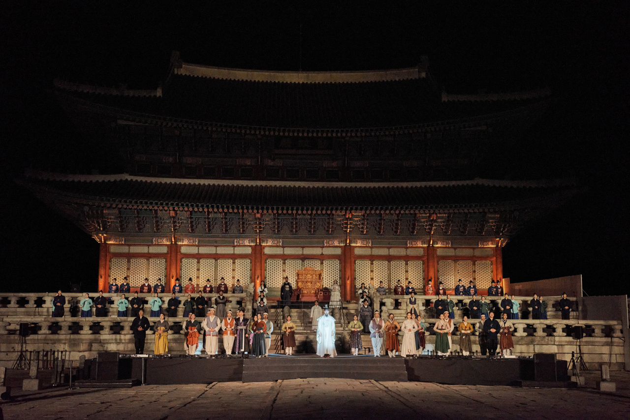 A large-scale musical performance on the story of King Sejong takes place at Gyeongbokgung's Geunjeongjeon during the K-Royal Culture Festival's spring edition. (CHA)