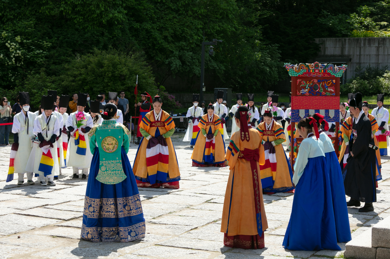 A reenactment of King Yeongjo’s (1694–1776) 50th birthday celebrations takes place at Honghwamun in Changgyeonggung during the K-Royal Culture Festival's spring edition. (CHA)