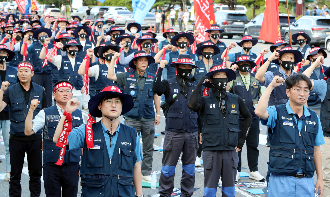 Posco's labor union members gather to commemorate the launch of the labor union's strategic task force, in Gwangyang, South Jeolla Province, Sept. 6. (Yonhap)