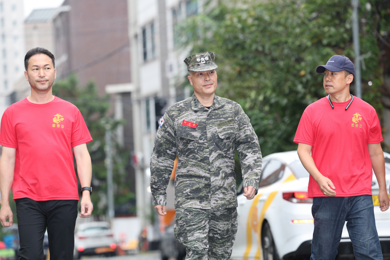 Col. Park Jung-hun (center) appears for questioning by military prosecutors in Seoul on Sept. 20. (Yonhap)