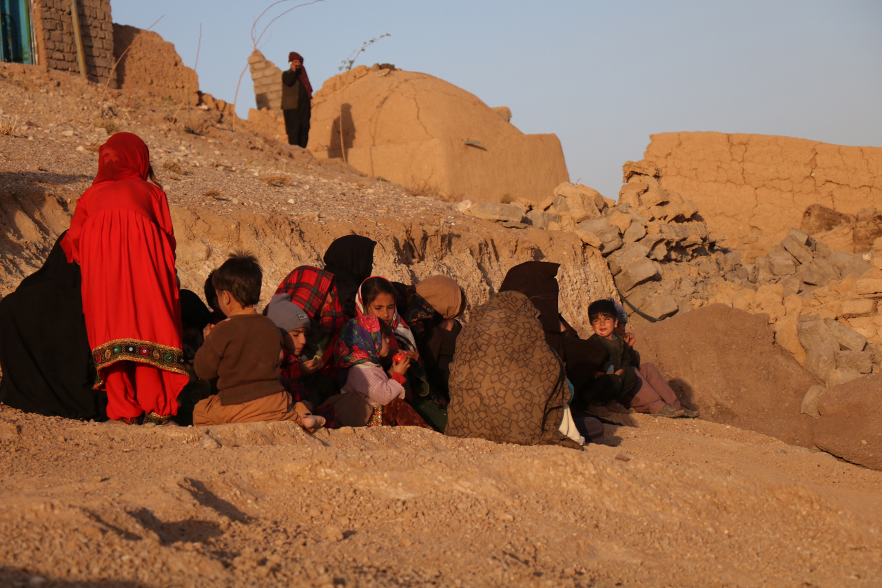 People affected by an earthquake wait for relief in Herat, Afghanistan on Saturday. (EPA-Yonhap)
