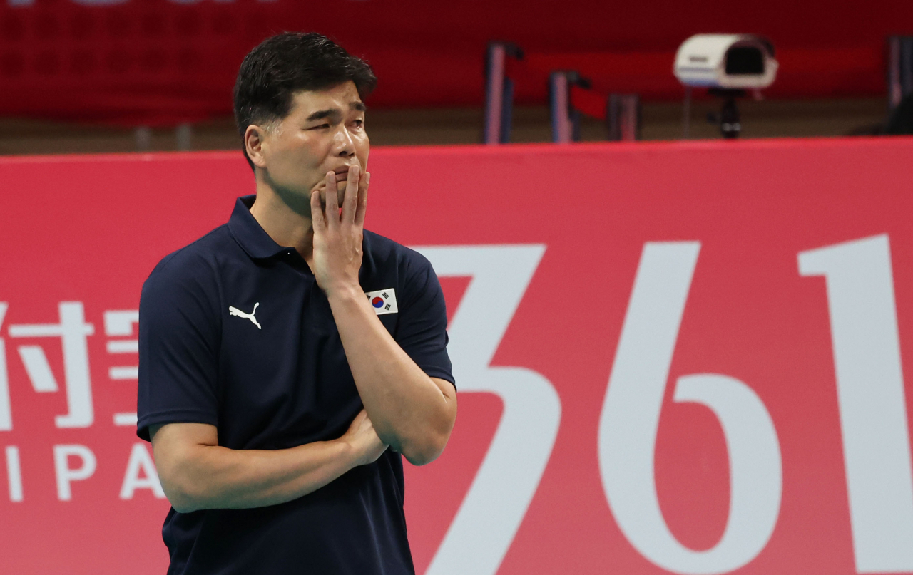 Im Do-hun, head coach of the South Korean men's volleyball team, reacts to a play against Pakistan at the Asian Games volleyball tournament on Sept. 22 at China Textile City Sports Centre Gymnasium in Shaoxing on the western outskirts of Hangzhou, China. (Yonhap)