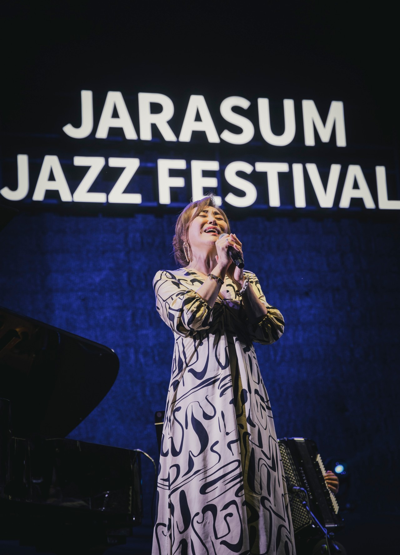 Ju Hyun-mi sings on the first day of the 20th Jarasum International Jazz Festival held on Jara Island in Gapyeong, Gyeonggi Province, Friday. (Jarasum International Jazz Festival)