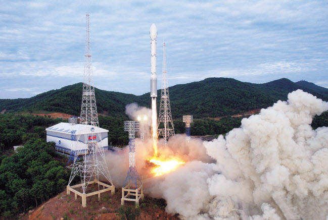 The launch of the North's new Chollima-1 rocket, allegedly carrying a military reconnaissance satellite, the Malligyong-1, from Tongchang-ri on the North's west coast at 6:29 a.m. on May 31. (Herald DB)