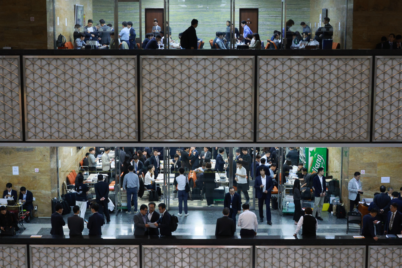 Public servants prepare for parliamentary audits, which will run for the next 24 days, at the National Assembly in Seoul on Tuesday. (Yonhap)