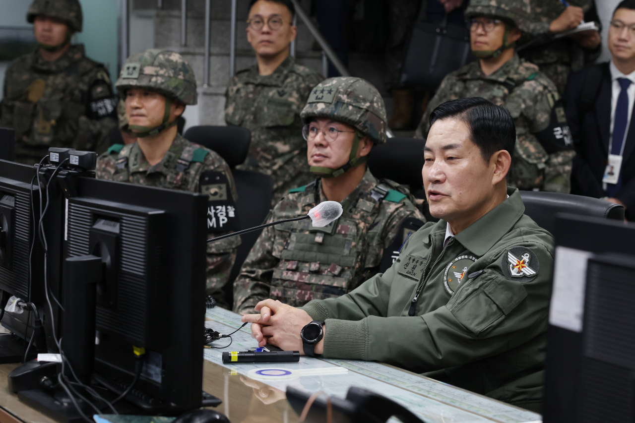 Defense Minister Shin Won-shik is briefed on the security posture at the Army's 1st Infantry Division in Paju, just south of the Demilitarized Zone, on Monday. (Ministry of National Defense)