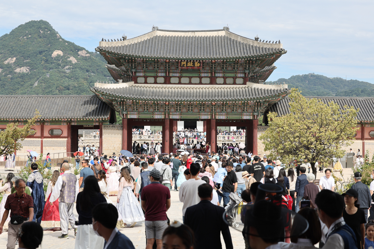 Gyeongbokgung in Seoul is crowded with visitors on Sept. 29.(Yonhap)