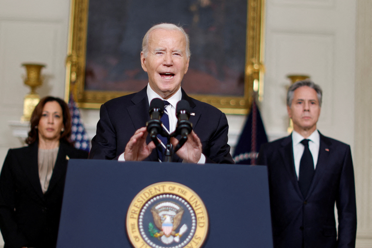 US President Joe Biden, accompanied by Vice President Kamala Harris (left) and U.S. Secretary of State Antony Blinken (right), at the White House in Washington, Tuesday. (Reuters-Yonhap)