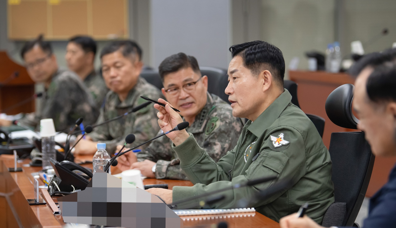 Newly appointed Defense Minister Shin Won-sik (right) visits the Republic of Korea Army Ground Operations Command in Yongin, Gyeonggi Province, on Wednesday and instructs to initiate a comprehensive review of counterfire operations strategy in order to enhance preparedness against potential North Korean artillery attacks. (Defense Ministry)