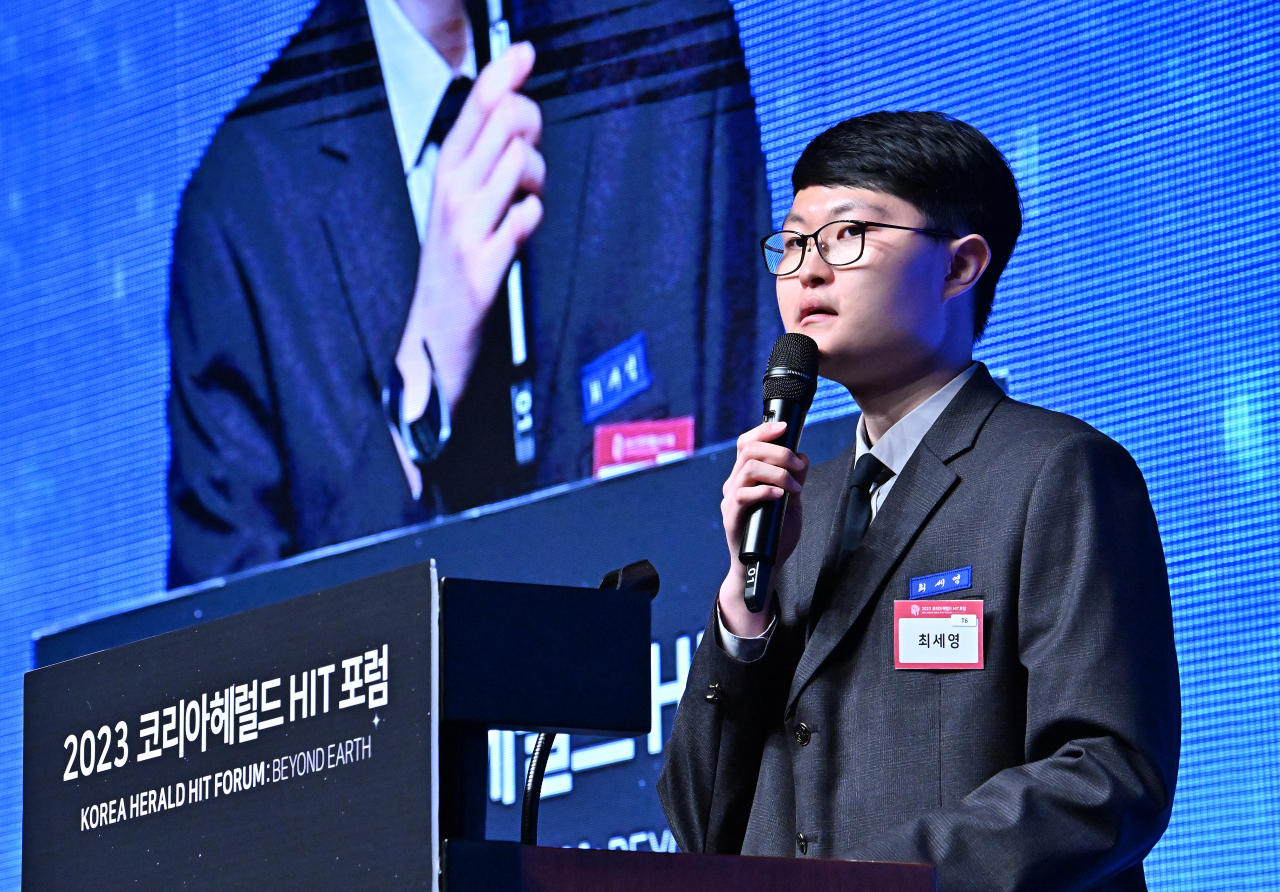 Choi Se-yeong, a student at Gimhae Bunsung High School, makes congratulatory remarks during The Korea Herald’s HIT Forum held on Wednesday at the Shilla Seoul in Jung-gu, central Seoul. (Im Se-jun/The Korea Herald)
