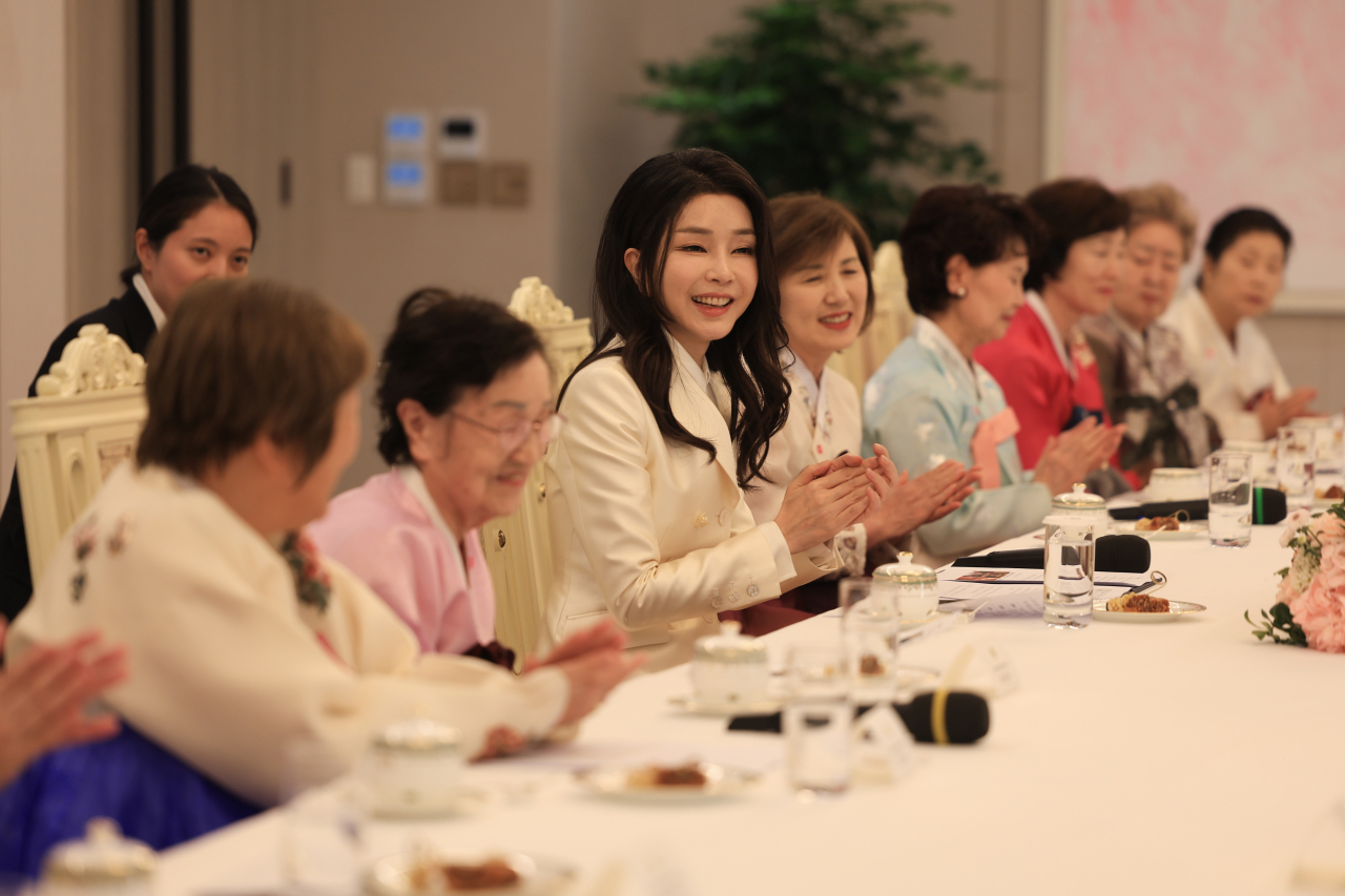 First lady Kim Keon Hee holds a tea meeting with a group of Korean women residing in Japan, at the presidential office in Seoul on Wednesday, in this photo provided by the presidential office. (Yonhap)