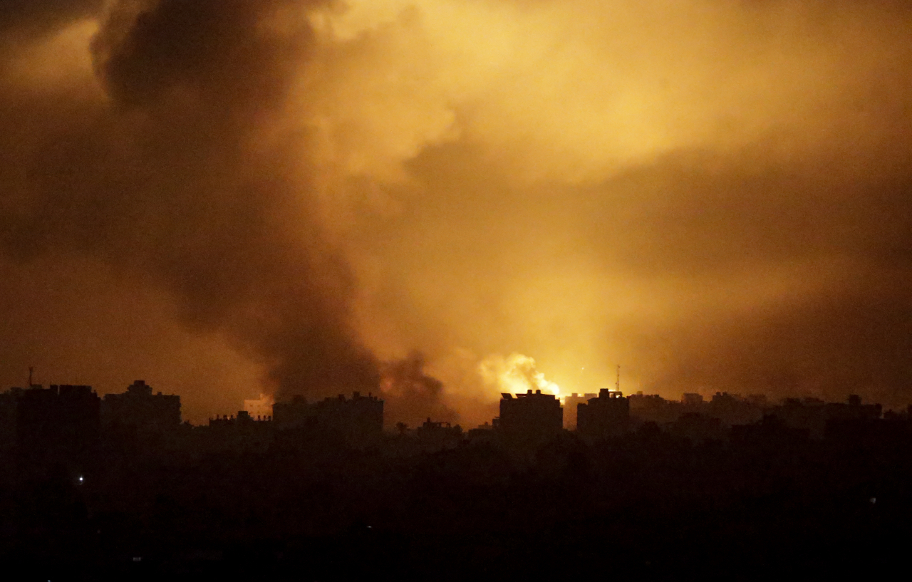 Smoke rises following an Israeli air strike in the northern Gaza Strip on Wednesday. (EPA-Yonhap)