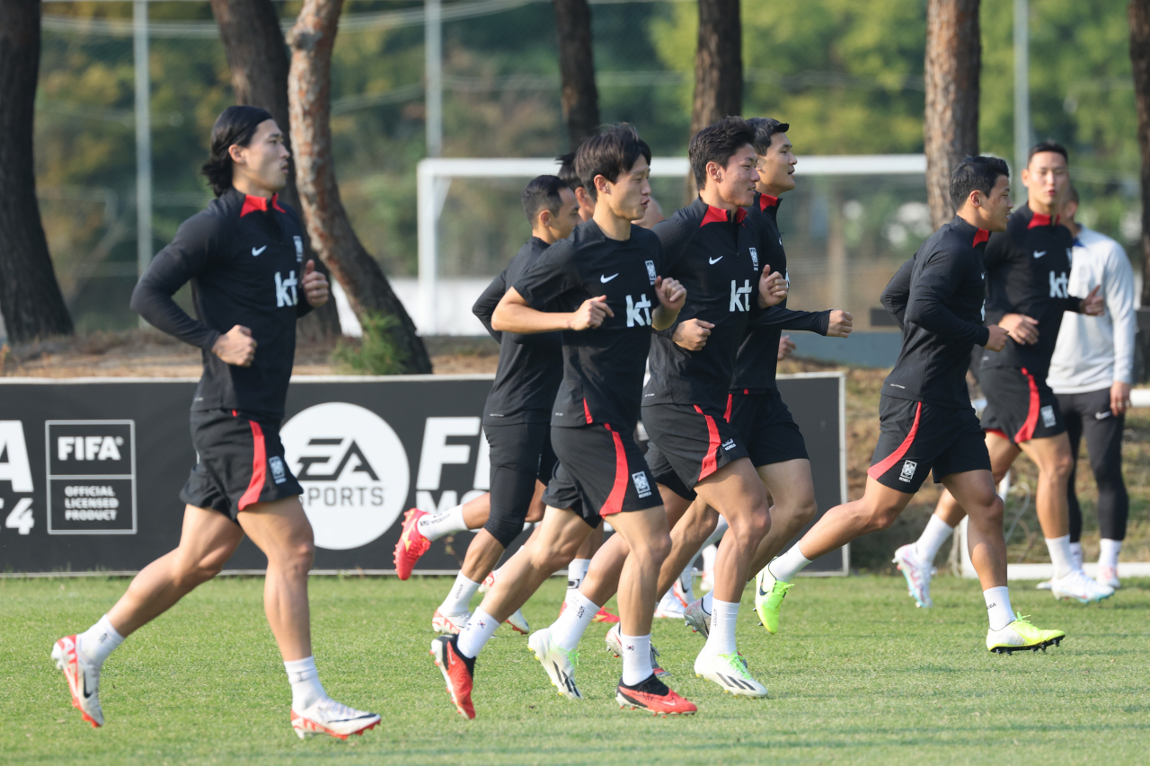 Members of the South Korean men's national football team train for a friendly match against Tunisia at the National Football Center in Paju, Gyeonggi Province, on Wednesday. (Yonhap)