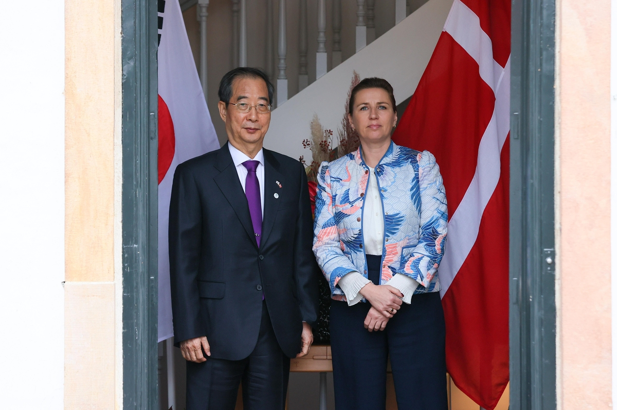 Prime Minister Han Duck-soo (left) poses for a photo with Danish Prime Minister Mette Frederiksen in Copenhagen on Wednesday. (Office for Government Policy Coordination, Prime Minister's Secretariat)