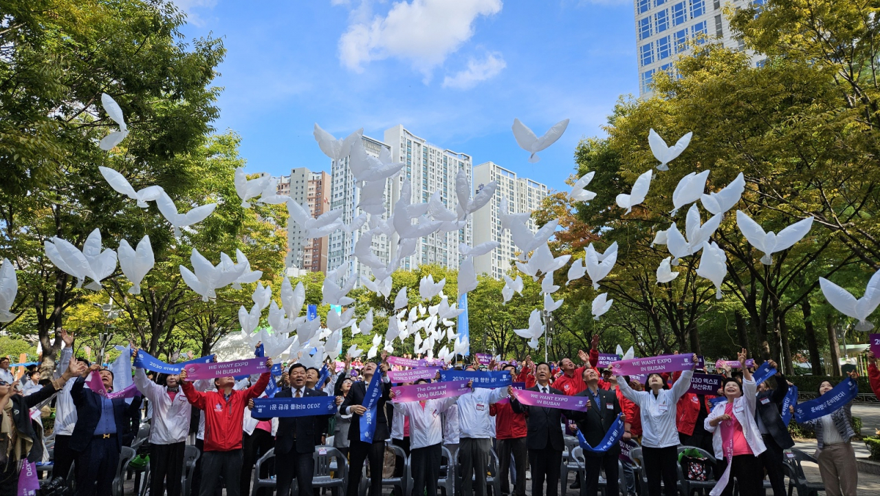 Members of Citizens Committee World Expo 2030 Busan Korea set doves free at the Busan City Hall Plaza in hopes of attracting the 2030 Busan World Expo, Tuesday. (Yonhap)