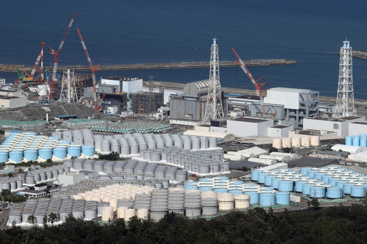 This aerial picture from a Jiji Press charter aircraft shows tanks containing radioactive water at the Fukushima Daiichi nuclear power plant in Okuma, Fukushima Prefecture in August. (EPA-Yonhap)